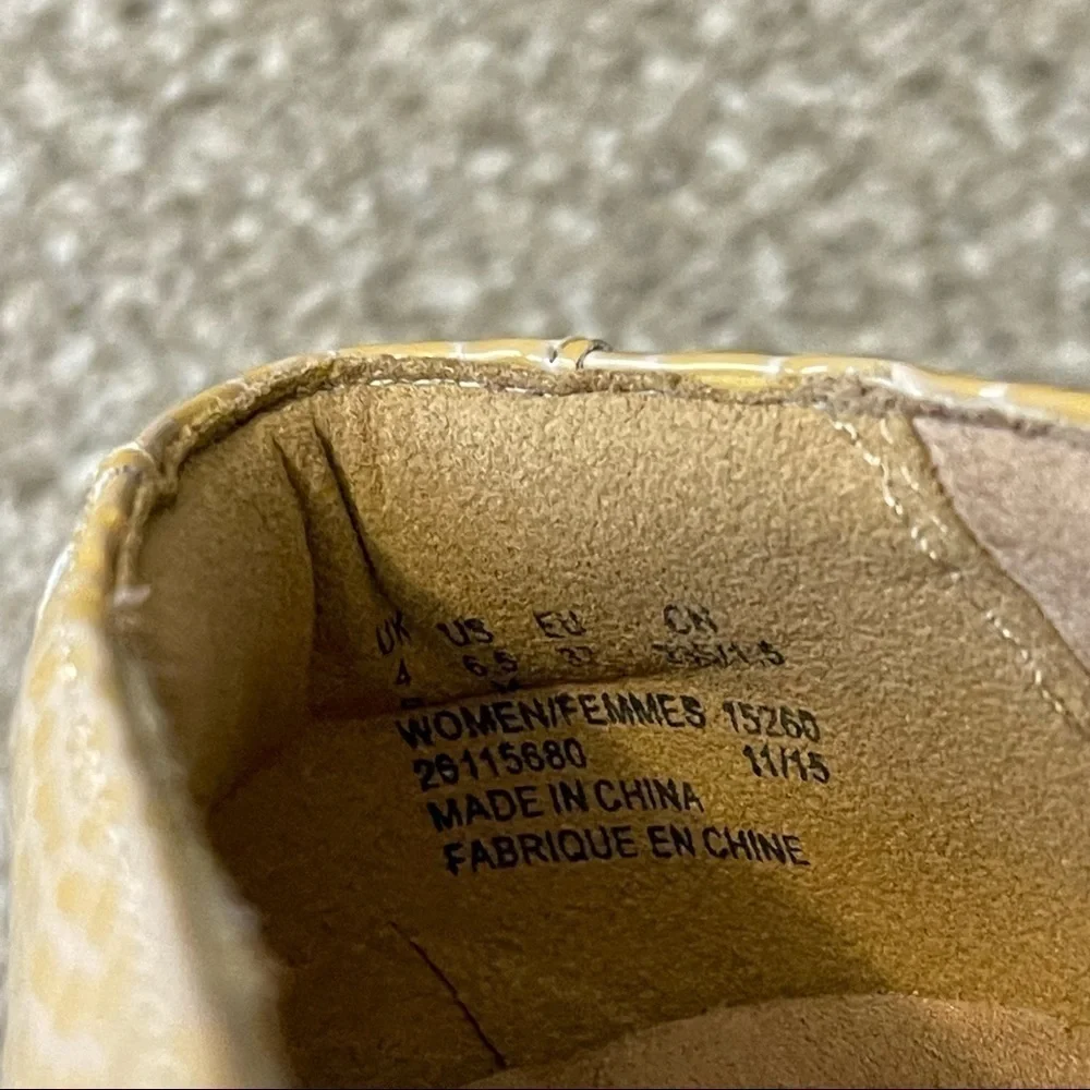 Clarks Artisan Women's Slip On Comfort Flats Beige Snake Prints Size 6.5M